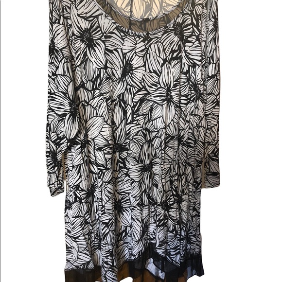 Black and White Floral Plus Size Tunic. Size 1X. - Picture 1 of 2